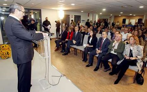 Guillermo S�nchez Vilari�o present� la residencia a los asistentes.
