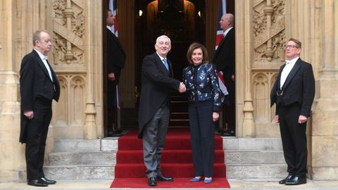 El �speaker� de la C�mara de los Comunes, Lindsay Hoyle, con la presidenta de la C�mara de Representantes de EE.UU., Nancy Pelosi, durante una visita de esta a Londres en febrero