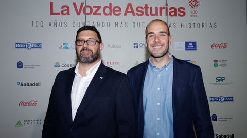 El periodista de La Voz de Asturias Luis Ordez junto al directo, Luis Fernndez.