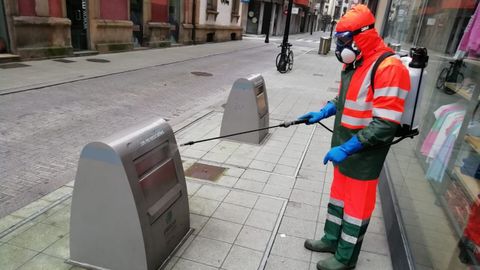 Un empleado de Emulsa desinfecta un contenedor soterrado