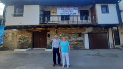 Alfonso y Teresa, frente a su casa en O Castro