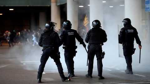 Los Mossos d'Esquadra han lanzado bombas de humo para dispersar a los manifestantes en El Prat