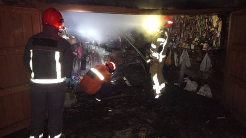 Voluntarios de Protecci�n Civil de Cedeira y personal del GES de Ortigueira, en el garaje que ardi� en Esteiro