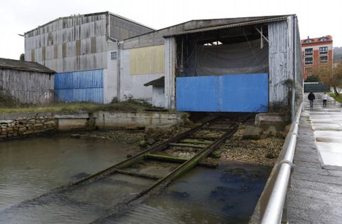 En la nave de la imagen est� la embarcaci�n que los traficantes quer�a hacer pasar por pesquero. 
