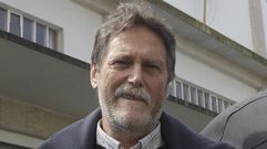 Carlos Brem�n, ante la piscina de Batallones