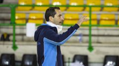 Arenas explica a sus jugadores un detalle del entrenamiento