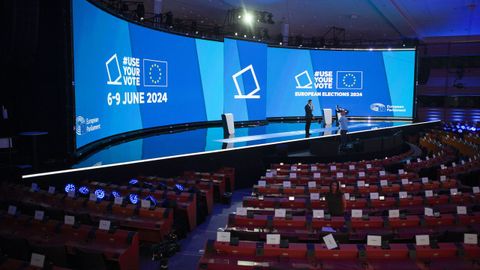 Vista este sbado del hemiciclo del Parlamento Europeo en Bruselas, transformado en un gran centro de prensa, con plat de televisin incluido, para seguir el recuento de votos durante la noche electoral