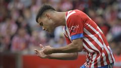 -El defensa del Sporting de Gij�n Diego S�nchez durante el derbi asturiano