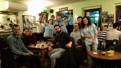 Los integrantes, disfrutando del primer partido que vivieron juntos