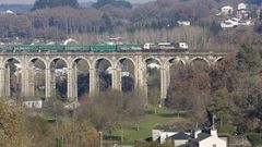 Un tren mercanc�as atravesando este viernes el viaducto de A Chanca