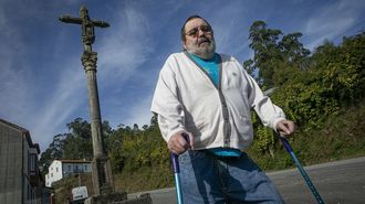 Vicente Abelleira tiene que ayudarse de dos muletas para poder caminar