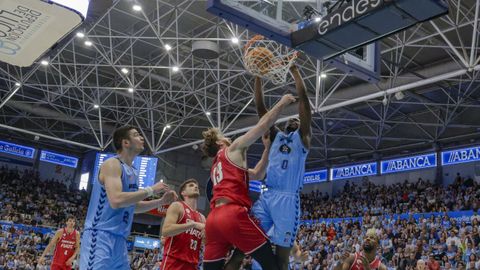 Bakary Dibba, ala-p�vot del Breog�n, realiza un mate ante James Karnik, p�vot del B�squet Girona, en el Pazo dos Deportes de Lugo en la jornada 32 de la Liga Endesa 2025-2026