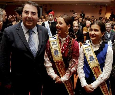 El alcalde posa con dos meigas antes de su conferencia.