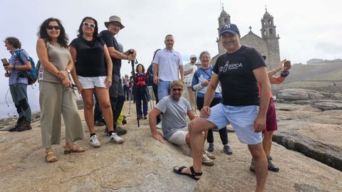 Santiago P�rez Haz (� dereita), no entorno da Barca acompa�ado polos participantes da s�a visita