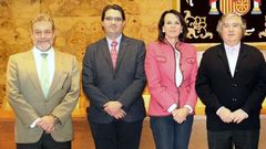 �ngel Vi�as, a la izquierda con chaqueta clara, en una imagen de su partido