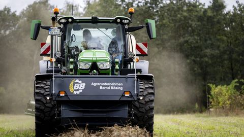 La reina incluso se atrevi� a conducir un tractor