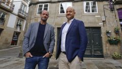 Christian e H�kan Casares diante da casa de Ram�n Pi�eiro en Santiago