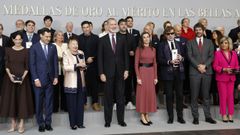 El rey Felipe VI y la reina Letizia, acompaados por el ministro de Cultura, Ernest Urtasun, y del presidente de la Junta de Andaluca, Juanma Moreno, en foto de familia con parte de los galardonados tras la entrega de las Medallas de Oro al Mrito en las Bellas Artes 2023.