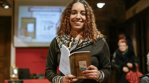 Angelina N��ez present� en Celanova su primer libro de poemas  Dominicana Post Tenebras .