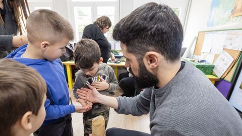 Las siembras de avena negra se realizar�n en toda Galicia, ya que participan centros educativos de todas las provincias. Uno de ellos es el Colegio Rural Agrupado de Ponteceso (A Coru�a) donde el portavoz del comit� cient�fico de Voz Natura, Alejandro D�az (en la imagen) entreg� a los peque�os las semillas que plantar�n. 