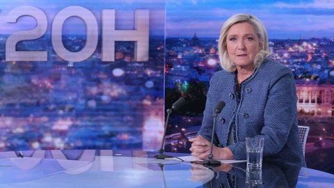 La l�der de Agrupaci�n Nacional, Marine Le Pen, en una entrevista en la televisi�n TF1 tras confirmarse su pena de inhabilitaci�n.