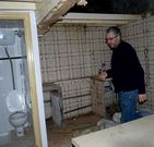 Francisco Herma en la vivienda por la que le lleg� la factura. 