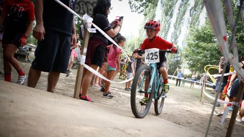 MINI BTT.Los m�s peque�os tambi�n empujan con fuerza en los circuitos BTT.
