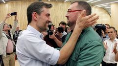 El alcalde de Laviana, Adri�n Barb�n (d), es felicitado por el otro candidato y portavoz socialista en el Ayuntamiento de Gij�n, Jos� Mar�a P�rez, tras ser elegido nuevo secretario general de la FSA-PSOE en las elecciones primarias 