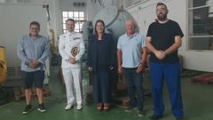 La comitiva cervense, con la alcaldesa Dolores Caram�s, en el Arsenal de Ferrol donde entregaron la mina de la II Guerra Mundial y recogieron una r�plica