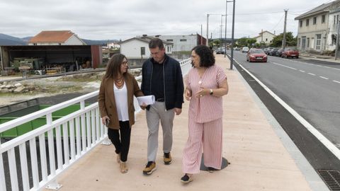 Bel&eacute;n do Campo, a la derecha, durante la visita a Ponteceso