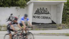  Una marquesina de bus con pintadas de reivindicativas a la entrada de la empresa Alu Ib�rica en la zona portuaria de Avil�s