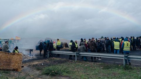 Manifestaci�n de ganaderos y agricultores con tractores en la autov�a A-52 en A Limia.