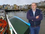 Guillermo Gonz�lez, hace unos d�as, durante la visita a Malpica de la delegaci�n de rumanos . 