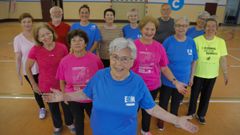 Purificaci�n Fern�ndez Casal, decana de las Escuelas Deportivas Municipales de A Coru�a, con su monitora Isa y sus compa�eros de gimnasia del poliderportivo de la Sagrada Familia