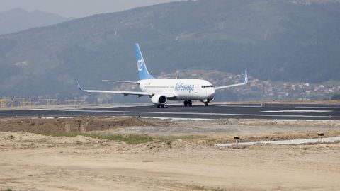 Imagen de archivo de un avi�n en el aeropuerto de Vigo