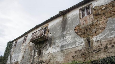 Fachada con balc�n en la Casa de Supereiro