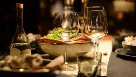 Imagen de archivo de un banquete de boda, restaurante, cena, comida, copas, vino, comida