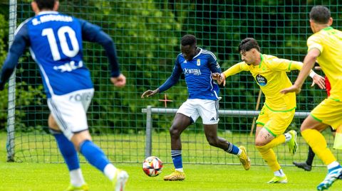 Lamine conduce el baln durante el Vetusta-Deportivo Fabril