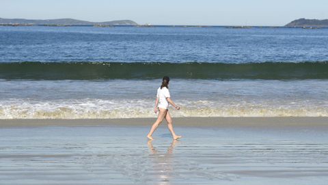 Buen tiempo este martes en la playa de Lapam�n, en Bueu.