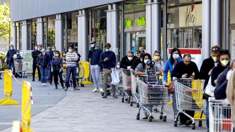 Colas a las puertas de un supermercado en la ciudad de Miln