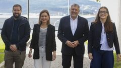  Luis Novoa, presidente da Asociacin Provincial de Autoescolas de Ourense; Judit Fontela, directora xeral de Mobilidade; Telmo Martn, alcalde de Sanxenxo; y Carla Lpez, usuaria de la tarjeta Xente Nova -