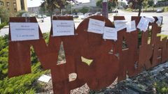 Los vecinos de Monte Porreiro han colocado carteles por todo el barrio en contra de la peatonalizaci�n