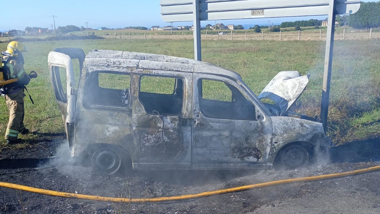 Una furgoneta quedó calcinada en el polígono de Ribadeo tras chocar contra una señal