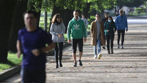 Gente haciendo deporte en  la Alameda de Santiago