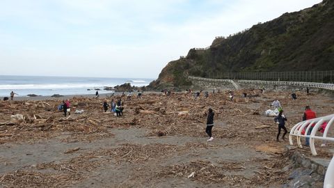 Voluntarios recogiendo residuos en una playa