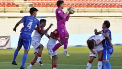 El meta eibarr�s Bermejo se adelanta a los rematadores ourensanos