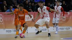 Mauro S�nchez mueve el bal�n durante el partido contra el Legan�s en el Vista Alegre.