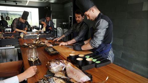 Momento de preparacin de platos en la cocina de Pepe Vieira