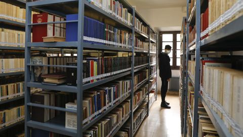 El colegio diocesano del Seminario Menor de Santiago cuenta con una gran biblioteca