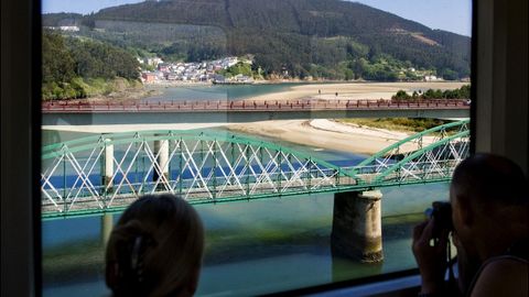 Viaje en tren de Feve desde la estaci�n de Ferrol hasta la de Ribadeo. Paso por O Barqueiro sobre el puente de la desembocadura del R�o Sor